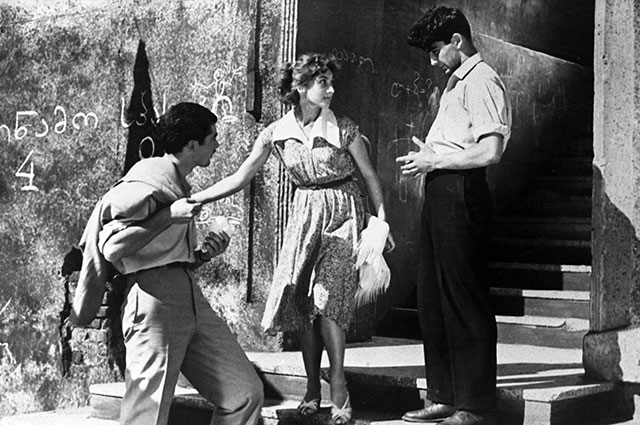 Гоча Абашидзе (Бажа), Софико Чиаурели (Цицина) и Георгий Шенгелая (Дато) (слева направо) в кадре из художественного фильма «Наш двор». Режиссер Резо Чхеидзе. 1956 год.
