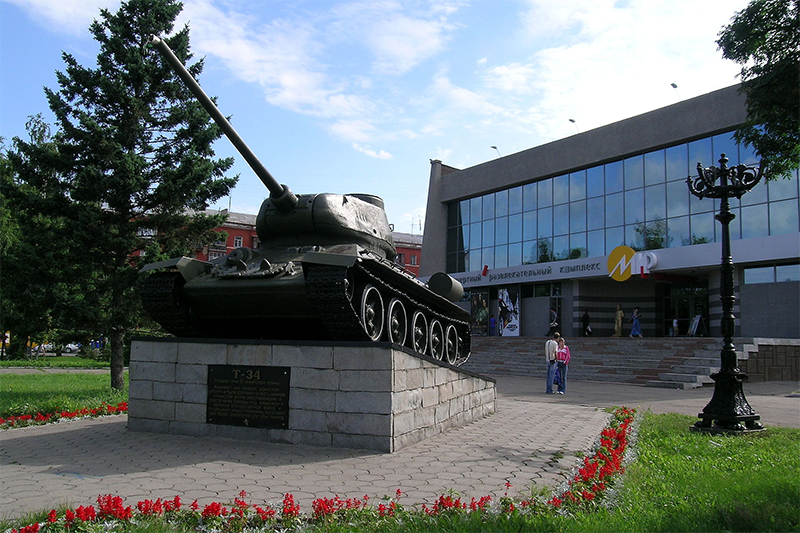 Танк Т-34 перед кинотеатром «Мир», Барнаул