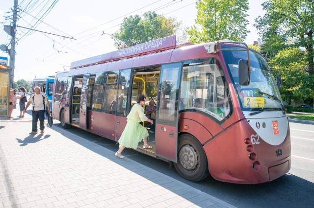 Троллейбус – более экологичен, у него больше вместимость, чем у автобуса.