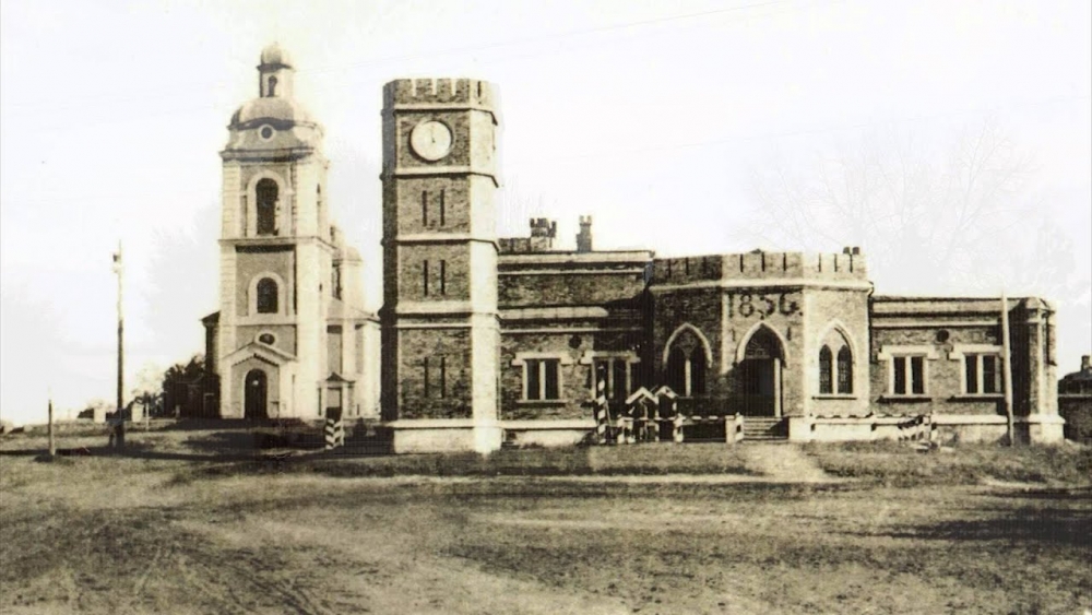 Преображенский собор (слева и сзади от башни музея) был снесён в 1930 году