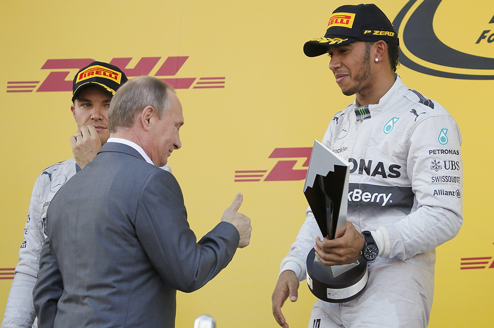 Владимир Путин вручает кубок победителю Гран-при России Льюису Хэмилтону