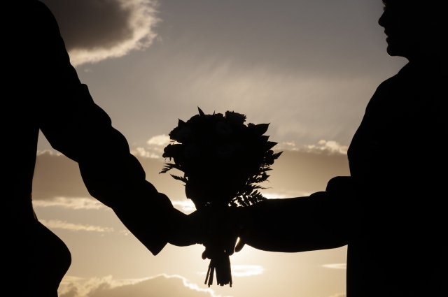 Молодые парни за деньги играют роль зятя.