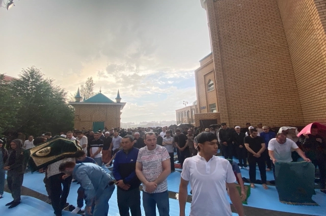 На праздничный намаз собираются все верующие.