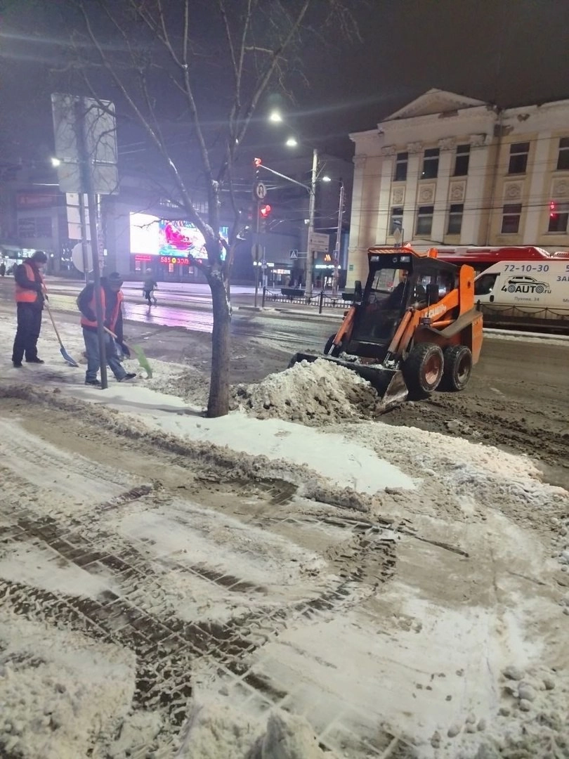 Бригады и ночью работали на уборке снега.