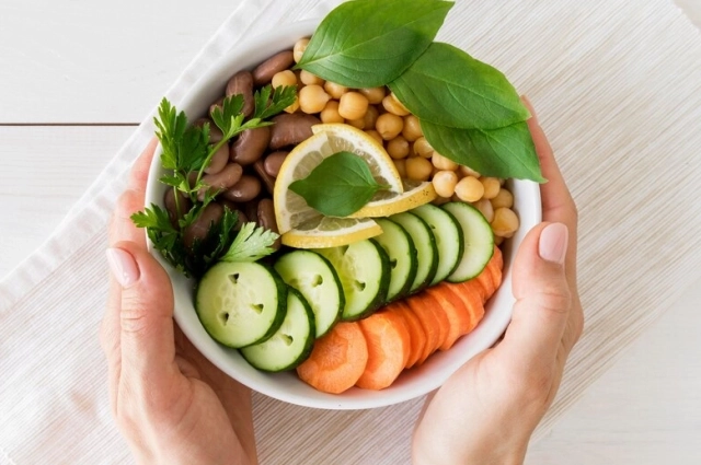 Перед постом идёт четырёхнедельный подготовительный период. Особое внимание уделяется последней неделе — Сырной седмице, известной в народе как Масленица. В это время по церковному уставу можно употреблять молочную пищу, яйца и рыбу, но уже нельзя есть мясо. 