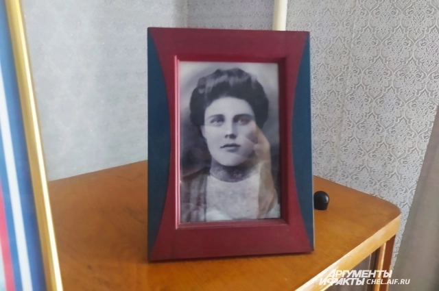 Мама девочки умерла рано.