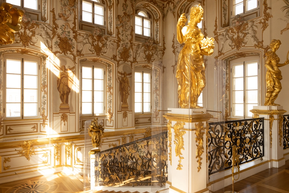 Парадная лестница Большого петергофского дворца. Фото из проекта «Наше наследие. Сохраненное и возрожденное» https://nasledie.aif.ru