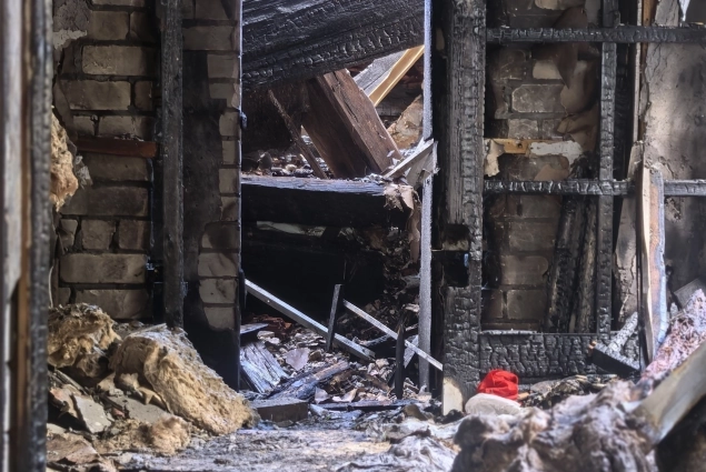 Внутренняя часть дома обвалилась. 