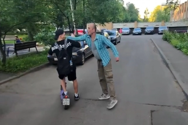 Вышедший защитить пенсионерок мужчина ударил блогера.