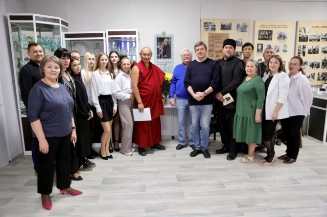 Школьный музей хранит множество интересных экспонатов — их ученики показали гостям.