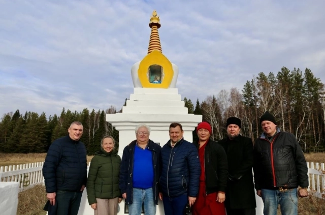 Белоснежную пятиметровую ступу строили