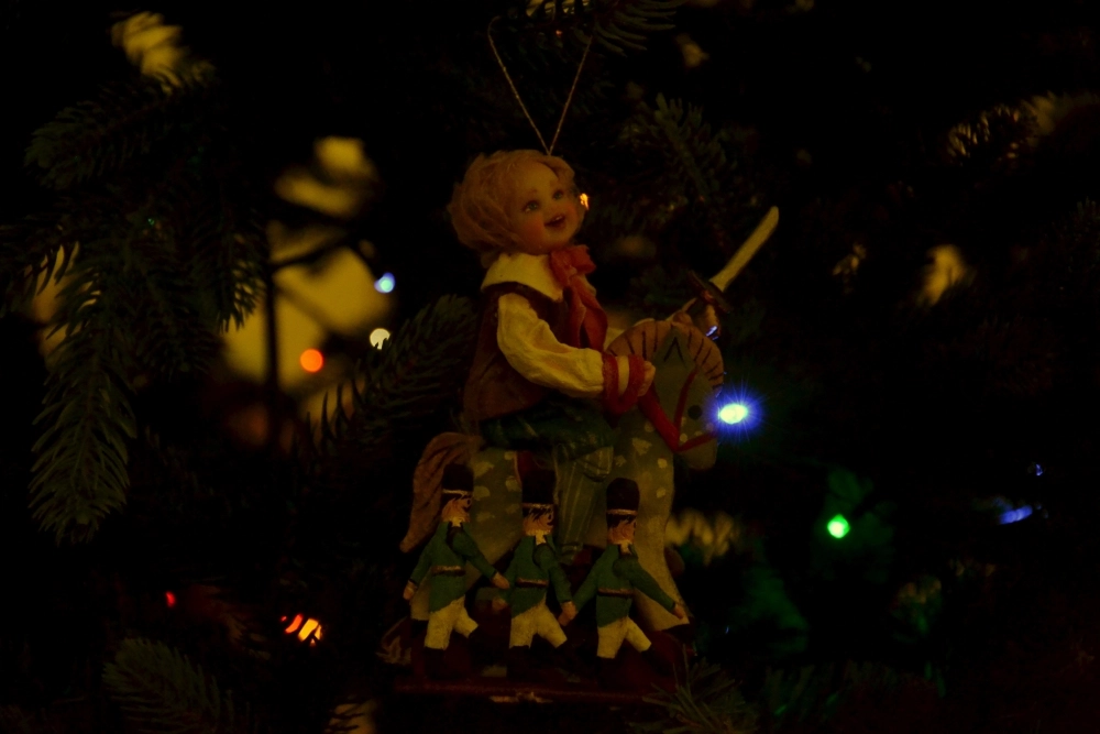 Образ ребёнка с солдатиками вдохновил нескольких мастериц.