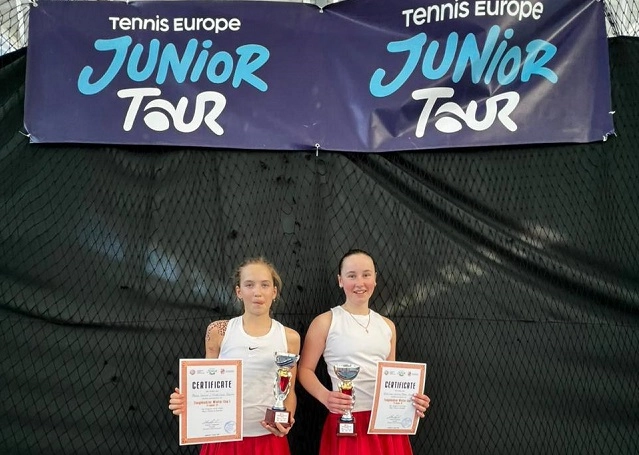 Владислава Слелина (справа)