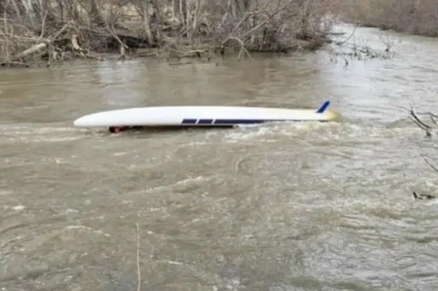 Перевернувшийся сапборд.