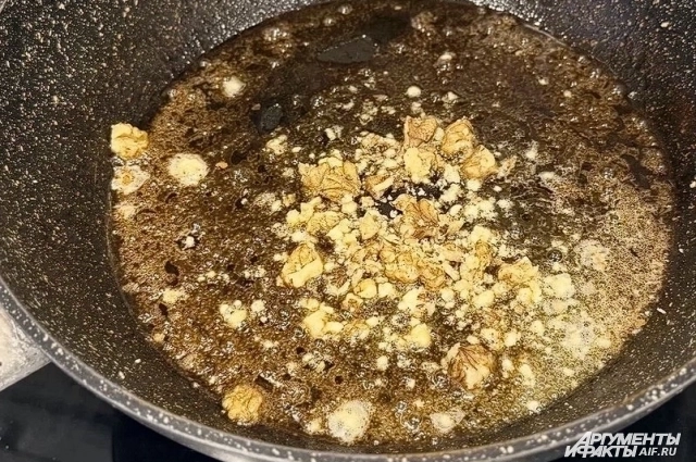 Если мёд слишком густой - его можно чуточку прогреть.