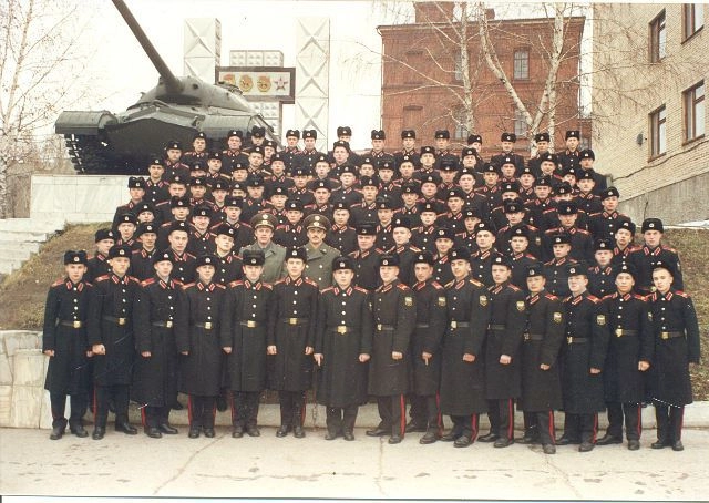 Суворовцы 1-ой роты, командир роты гв. подполковник В.Н. Трошин 1994 г