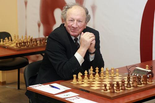 Евгений Свешников за шахматной доской.