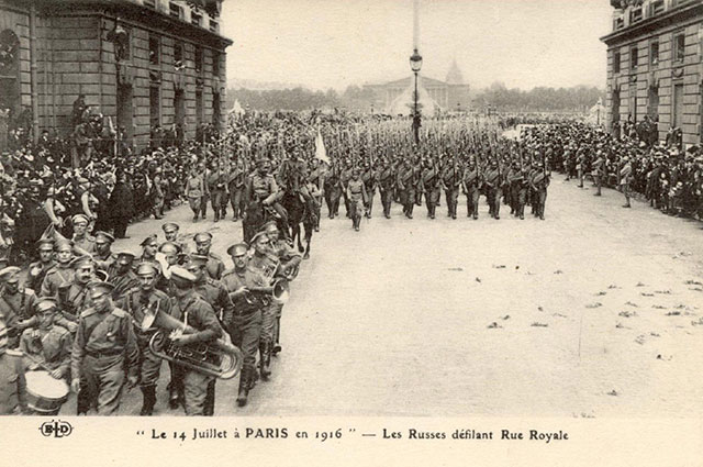 Парад русских войск по Ру Рояль в Париже 14 июля 1916 года. Почтовая открытка.