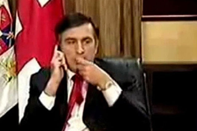 Михаил Саакашвили жуёт галстук.