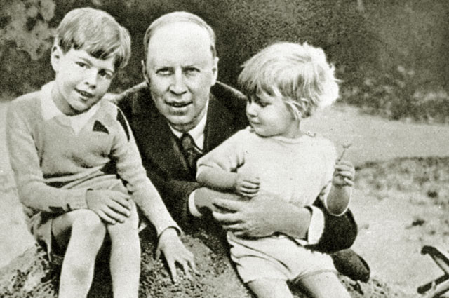 Сергей Прокофьев с сыновьями Святославом и Олегом. 1930 год
