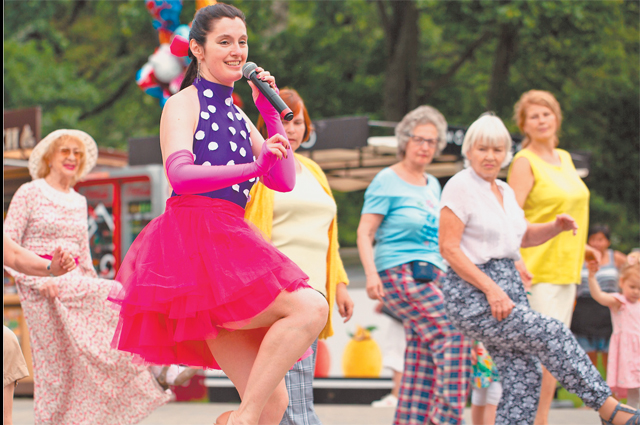 Для занятий «Московского долголетия» преподаватель старается подбирать «социальные танцы».