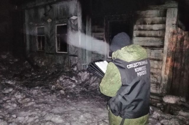 СК возбудил уголовное дело о гибели на пожаре троих детей на Урале
