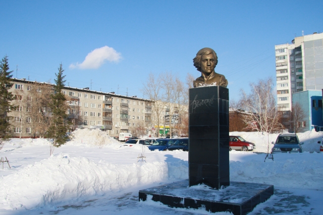 Памятник Высоцкому в Барнауле.