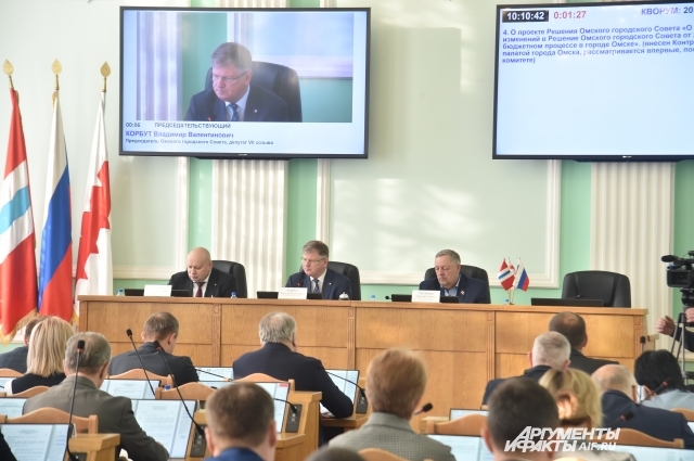 На комитетах осуждают, на пленарном заседании принимают решения.
