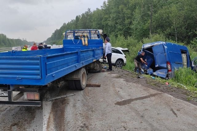 Под Екатеринбургом грузовик врезался в трех человек и три иномарки