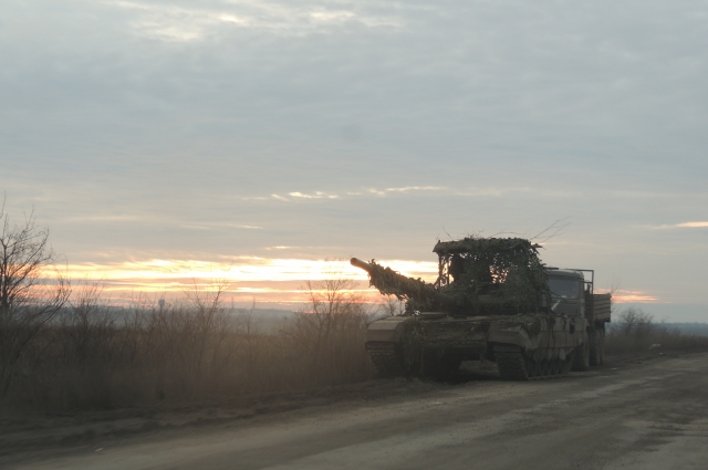 Военная техника работает в круглосуточном режиме.