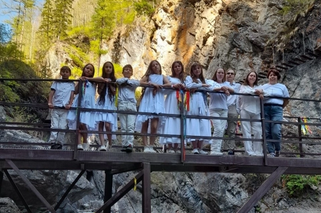 Многодетная семья любит проводить время на природе