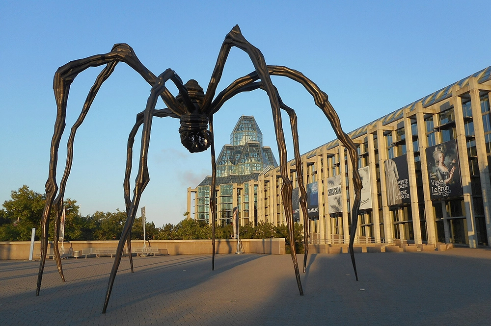 Скульптура Maman («Мама») перед Национальной галереей Канады, Оттава, Луиза Буржуа. 