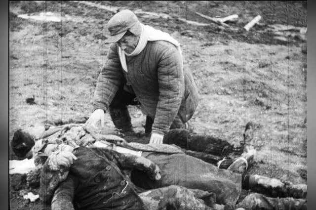 Керчанин опознал расстрелянных жену, сына и дочь, съемка: январь 1942 г. 