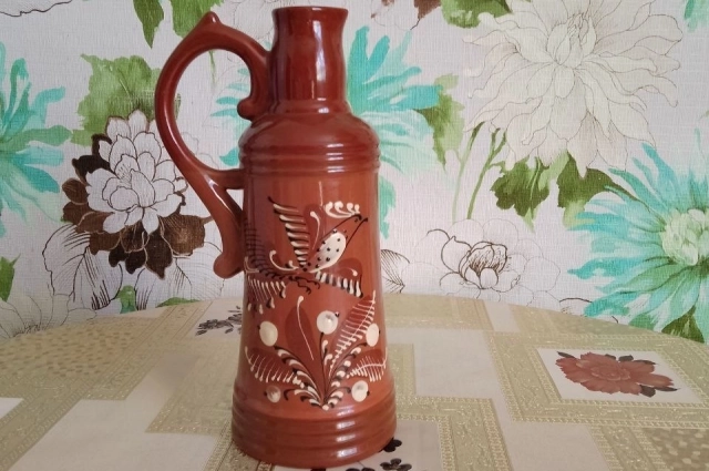 Такие кувшины наряду с хрусталем украшали стенку.