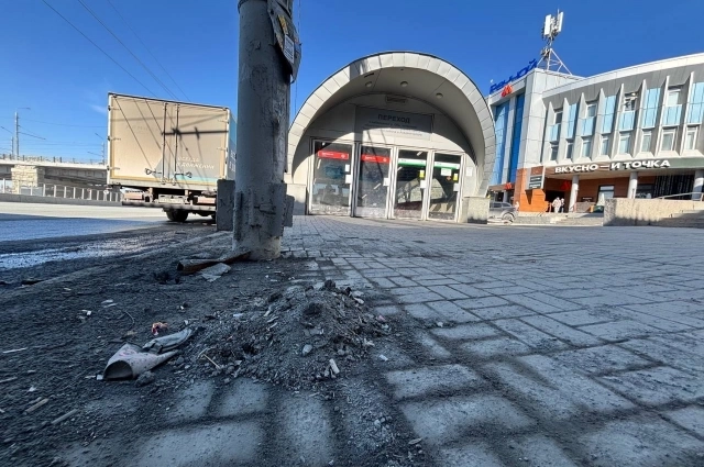 Мусорный островок в десяти метрах от станции м. Речной вокзал.