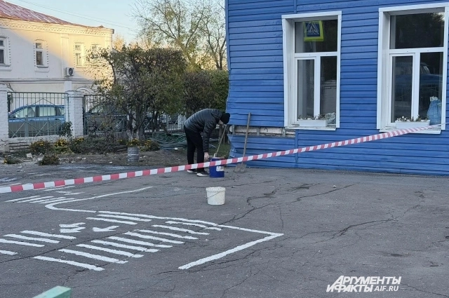 Сейчас сотрудники школы убирают последствия аварии.