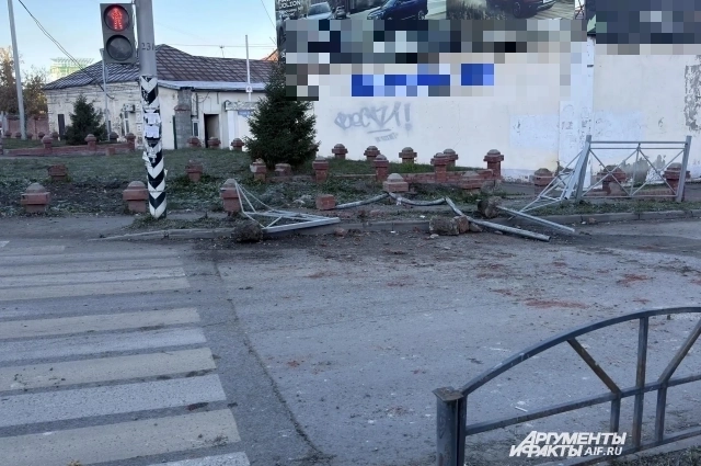 Водитель на скорости снёс забор.