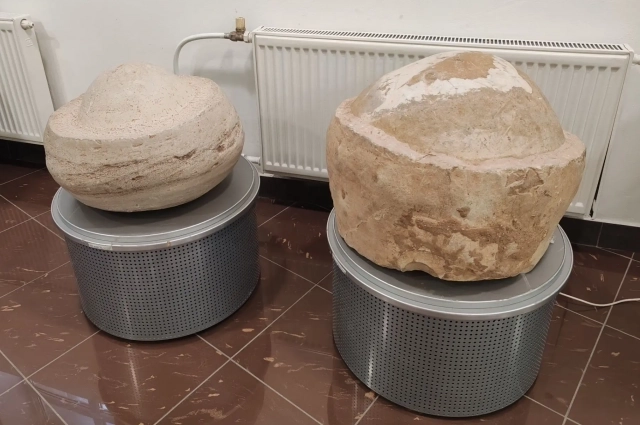 Шаровая лава, принесённая ледником.