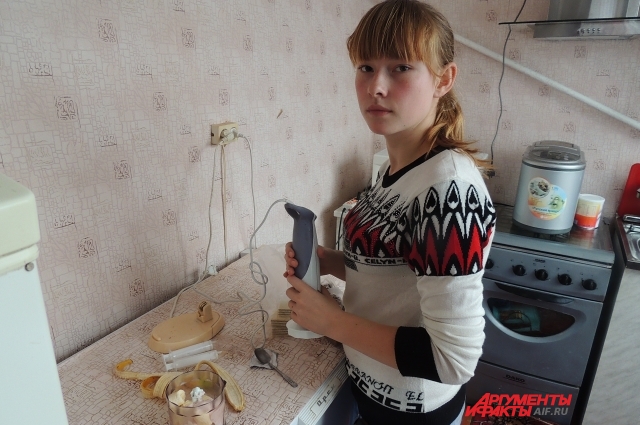 Сестра Вовы Юля готовит брату завтрак в блендере