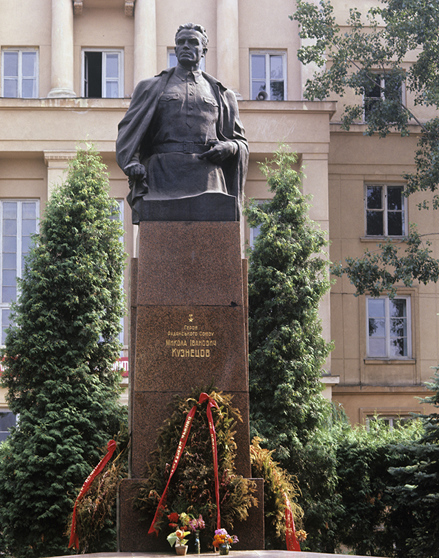 Памятник Николаю Кузнецову во Львову.
