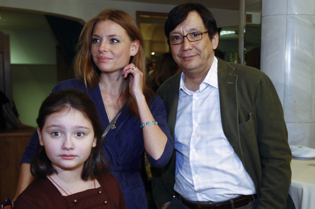 Егор Кончаловский с супругой Любовью Толкалиной и дочерью Марией перед началом закрытой премьеры фильма «Щелкунчик и крысиный король 3D». 2010 г.