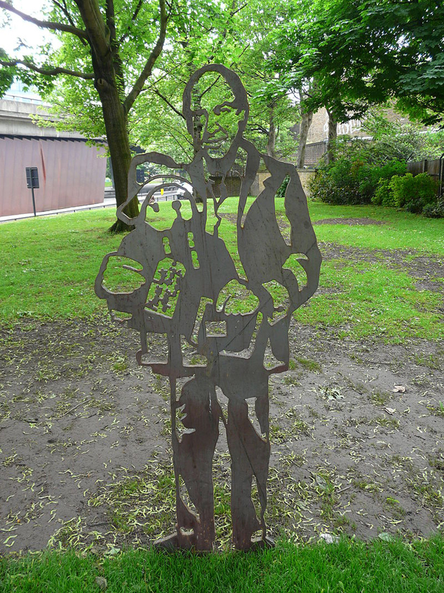 Памятник Майклу Бонду в Паддингтоне.