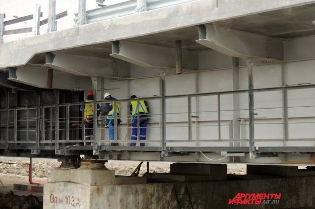 Проектировщики предусмотрели возможность передвижения людей под полотном моста для проведения техобслуживания.