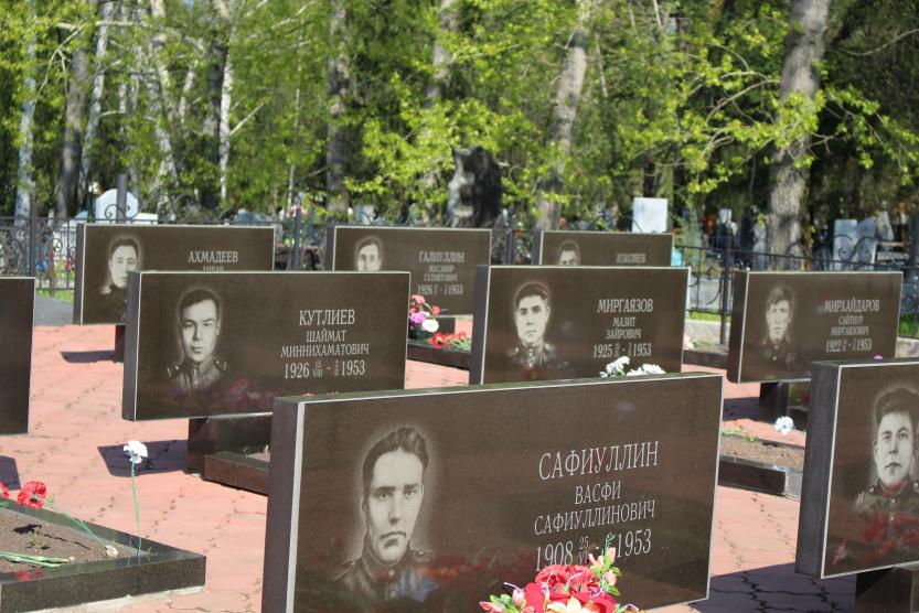 На Северном кладбище Уфы похоронены пожарные, погибшие во время крупного возгорания на нефтяном заводе.