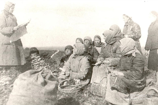 Агитатор сообщает колхозникам Сыктывкара об освобождении Донбасса. 1943 год.
