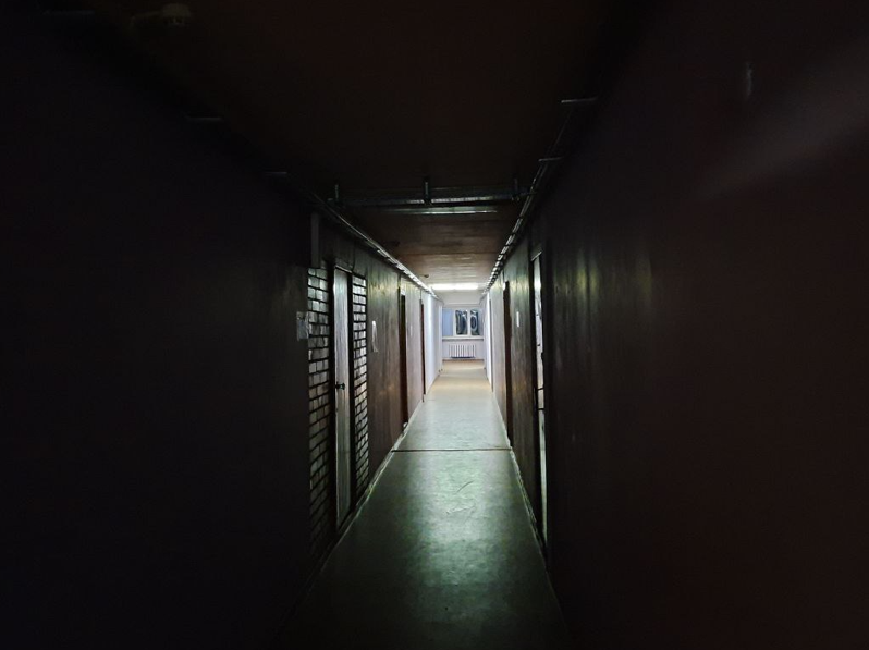 После очередного отключения света коридор, по словам студентов, напоминает «‎локацию из хоррор-фильмов».