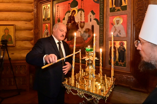 Президент Беларуси Александр Лукашенко 7 января на Рождество посетил монастырский комплекс Свято-Елисаветинского женского монастыря.