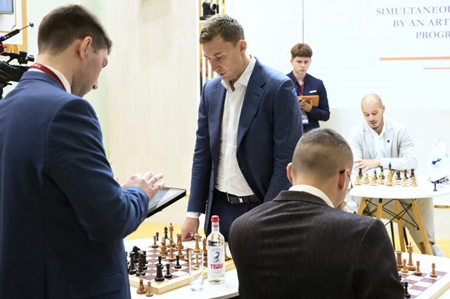 Сеанс одновременной игры в шахматы с гроссмейстером с использованием искусственного интеллекта.
