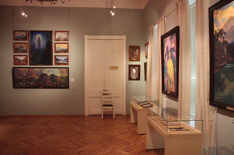 Один из залов музея посвященных творчеству Н.К. Рериха и С.Н. Рериха