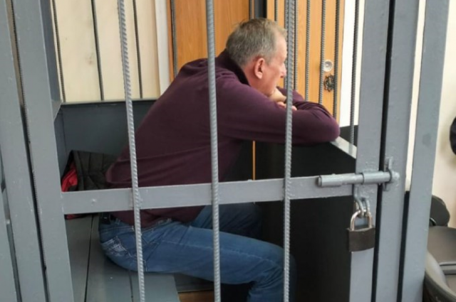 Юрий Карих за решёткой.